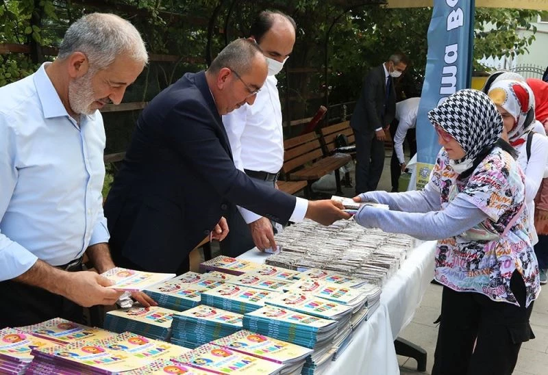 Başkanlardan miniklere namaz ve dua kitabı hediyesi
