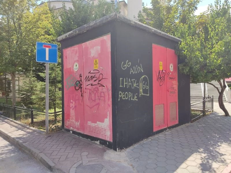 Eskişehir’de spreyle boyanan trafolar görüntü kirliliği oluşturuyor
