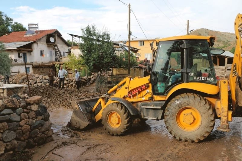 Dere taşınca sel yaşandı, o anlar kamerada
