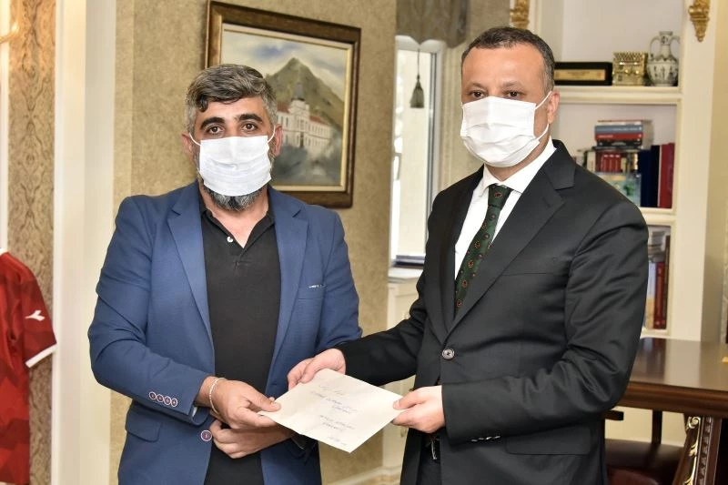 Bir haftalık kazancını yangın bölgesindeki o yaşlı çifte yolladı
