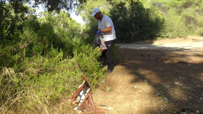 Manavgat’ta yangın sonrası gönüllülerden, ormanlık alanda temizlik

