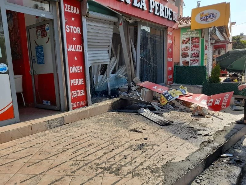  Freni tutmayan servis minibüsü perde dükkanına girdi
