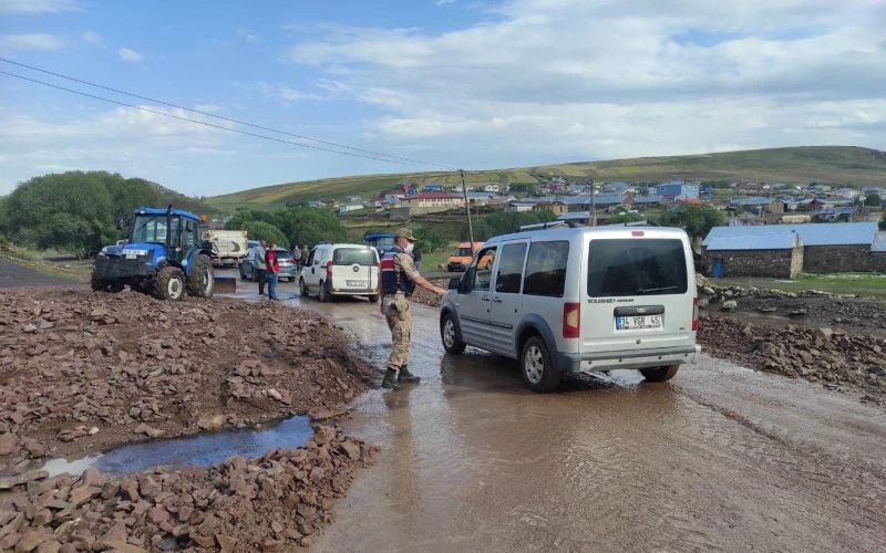 Şiddetli yağış Ardahan’da sele ve heyelana neden oldu

