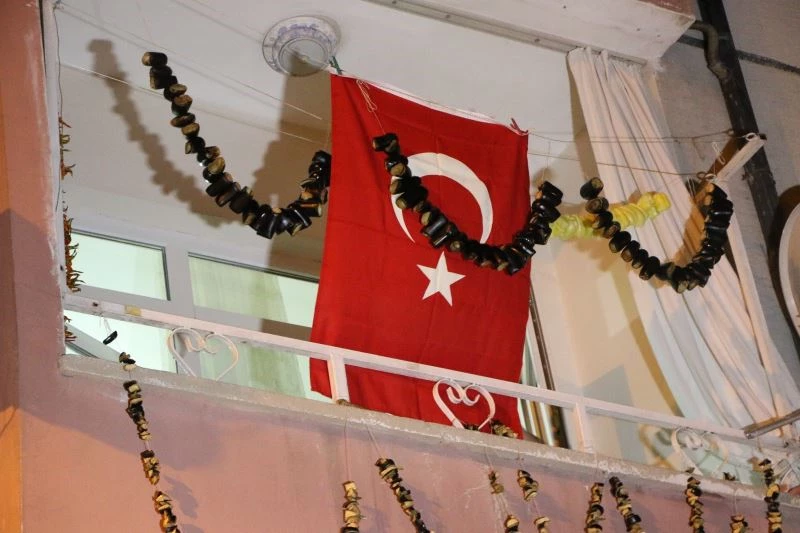 Uçak kazasında hayatını kaybeden pilotun Elazığ’daki babaevine Türk bayrağı asıldı
