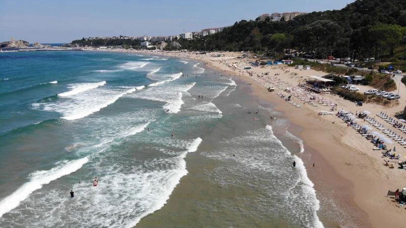 Şile’de dalgalara aldırış etmeden denize girdiler
