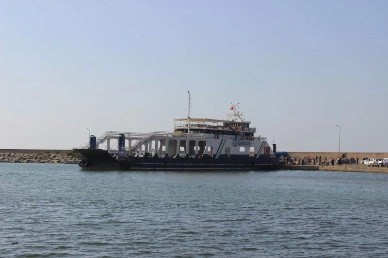 Mahsur kalan tatilcilerin tahliyesi için feribot ilk seferini yaptı
