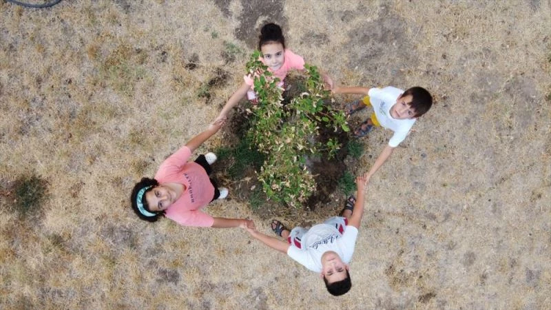 Kahramanmaraşlı öğrenciler, fidan sulayarak biriktirdikleri parayı yanan ormanlar için bağışladı