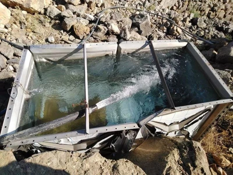 Hayvanlarla aynı yerden su içen aile yardım bekliyor
