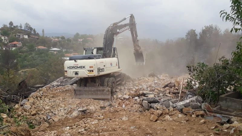 Kepez Belediyesi, Gündoğmuş’taki yıkım çalışmalarına katıldı
