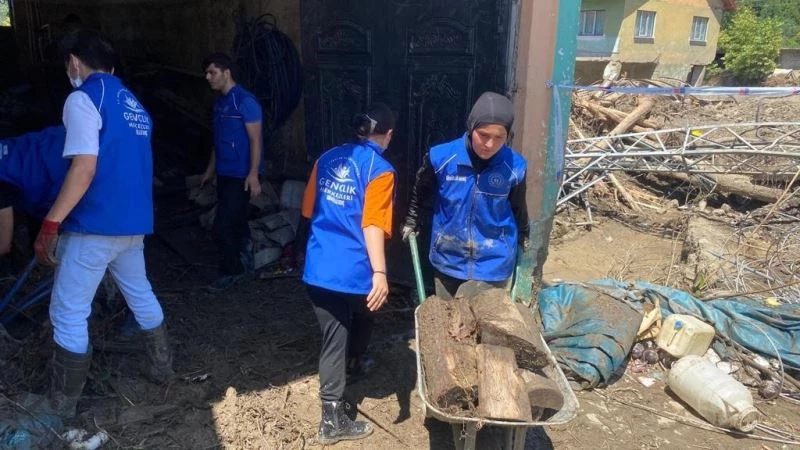 Yatağa bağımlı kayınvalidesini selden üst kata taşıyarak kurtardı
