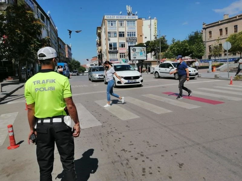 Yayaya yol vermeyen 23 sürücüye 14 bin 996 TL ceza
