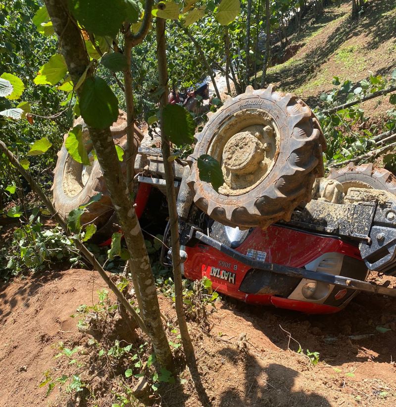 Rampadan yuvarlanan traktörün altında kalan sürücü ağır yaralandı

