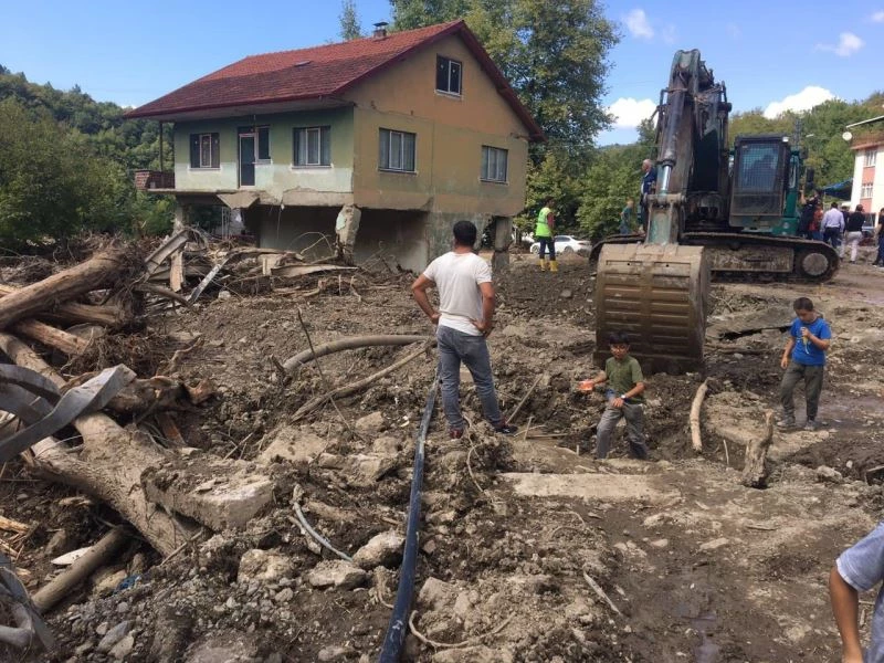 Bartın’da selden hasar gören 4 yapının yıkımına başlandı
