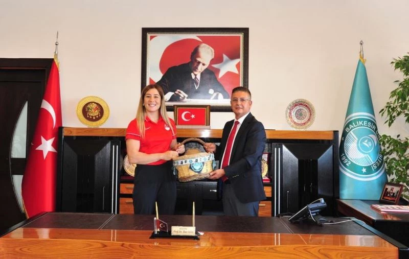 Şampiyon Güreşçi Yasemin Adar’dan Rektör Prof. Dr. İlter Kuş’a ziyaret
