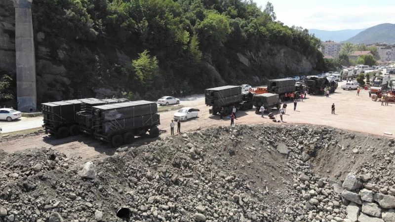 Ayancık’ta selin yıktığı köprünün yerine askeri köprü
