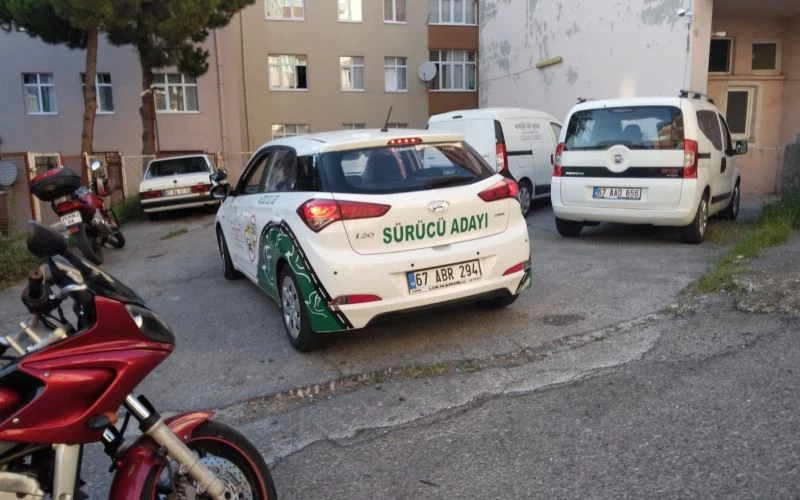 Otomobilin çarptığı çocuk yaralandı, sürücü kazayı görüntüleyen gazeteciye saldırdı
