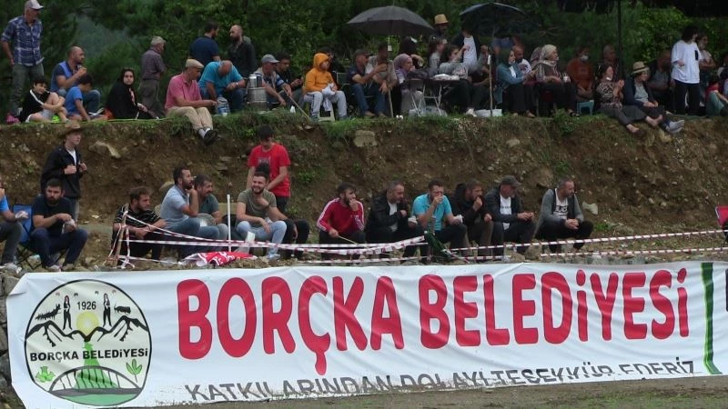 Artvin’de boğalar çamur deryasında güreşti
