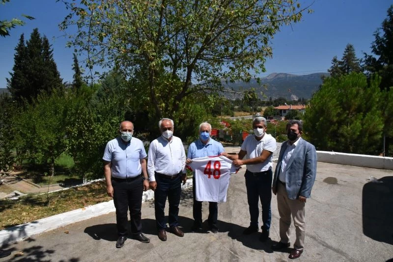 Azerbaycanlı ateş savaşçılarına Türk milli takım forması hediye edildi
