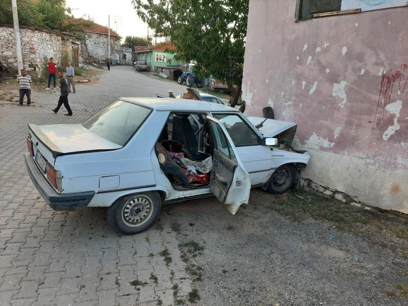 Yokuşta direksiyon hakimiyetini kaybetti duvara çarptı: 3 yaralı
