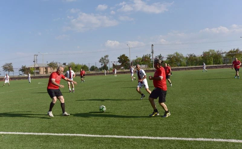 Ahlat’ta 50 yaş üstü eski futbolcular tekrar yeşil sahalara kavuştular
