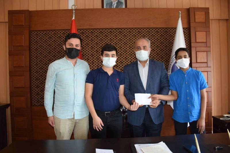 Harçlıklarını yangın ve sellerden etkilenenlere bağışladılar
