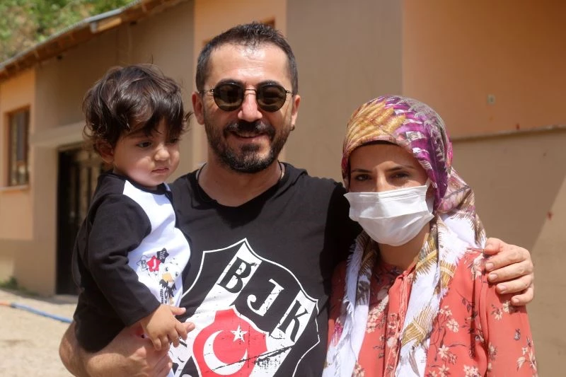 Hayata dönen anne ve bebeğine birinci yıl sürprizi
