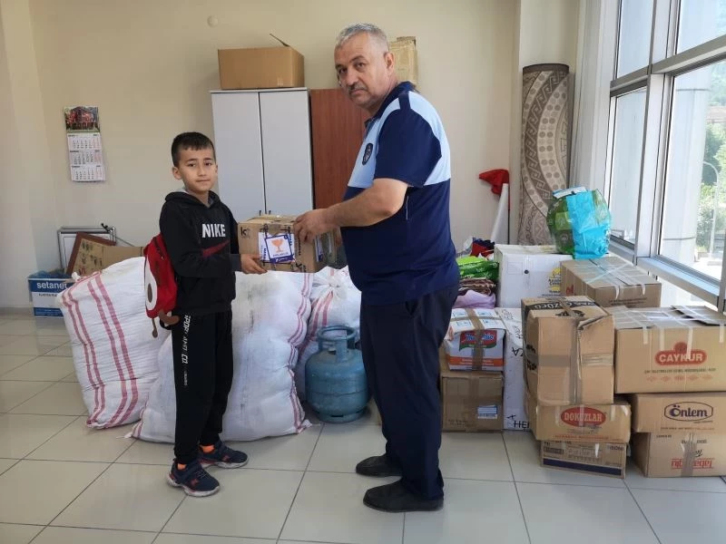 Biriktirdiği harçlıkları sel mağduru çocuklara gönderdi
