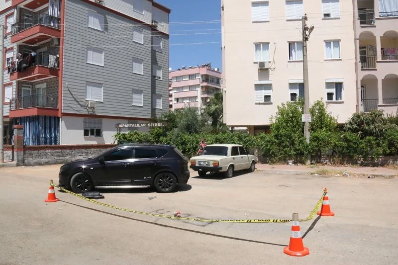 Romantik sevgili kız arkadaşının komşusunu ayağından vurdu
