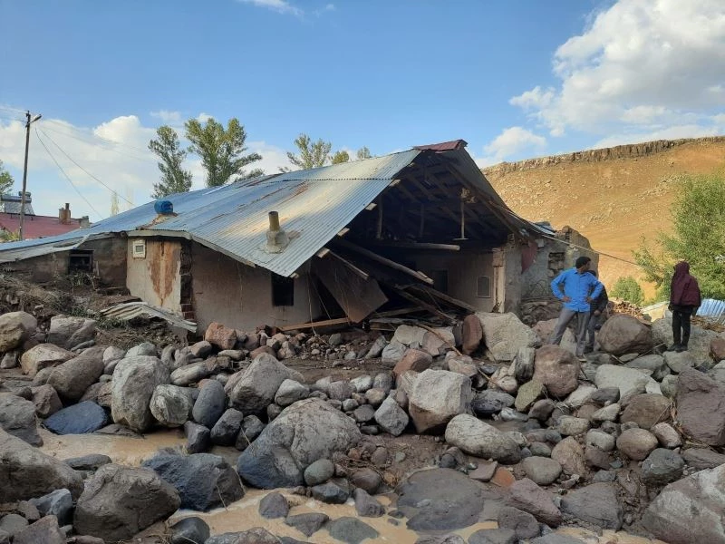 Ağrı’da sel suları evini basınca kalp krizi geçiren kadın hayatını kaybetti
