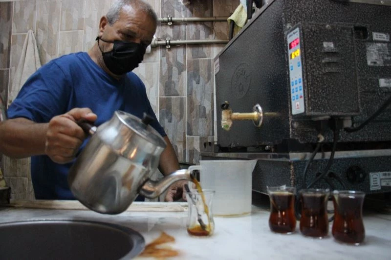 Yarım asır önce eline aldığı çay tepsisini bir daha bırakamadı
