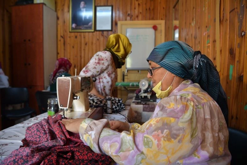 Çukurova Belediyesi’nden yangın mağduru kadınlara şalvar ve pijama
