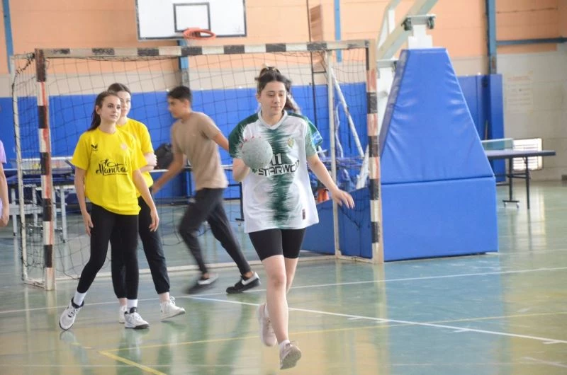 Bozüyük’te öğrenciler hentbolu sevdi

