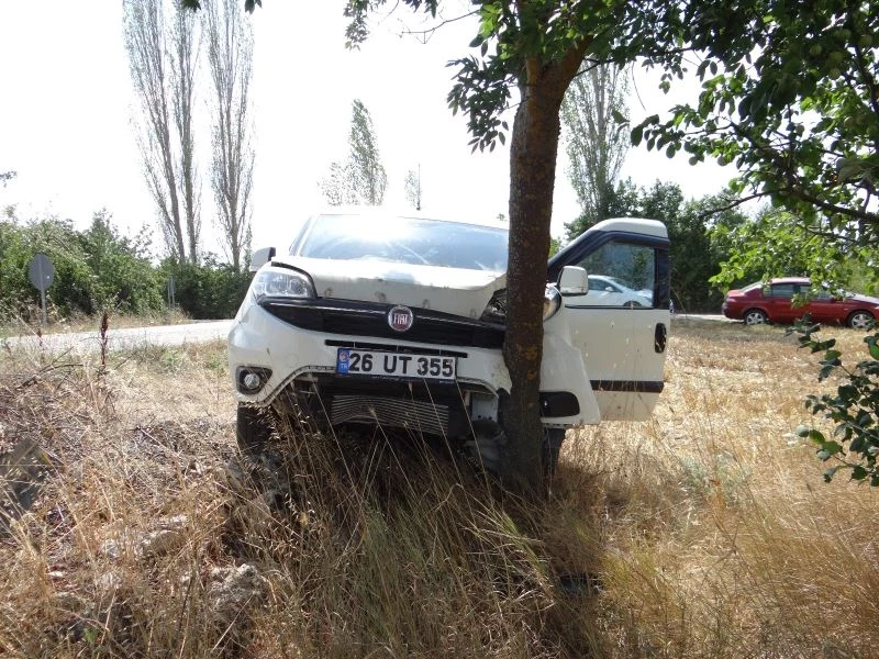 Kaza yapmamak için tarlaya girdi, ağaca çarparak durabildi

