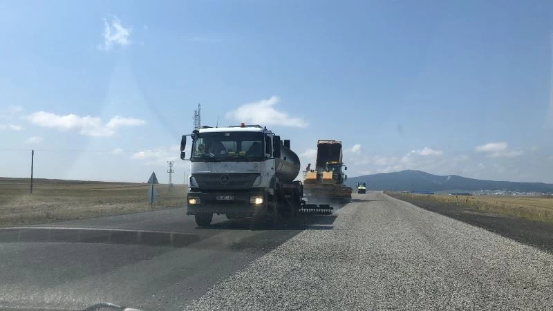Sarıkamış’a sathi kaplama yol
