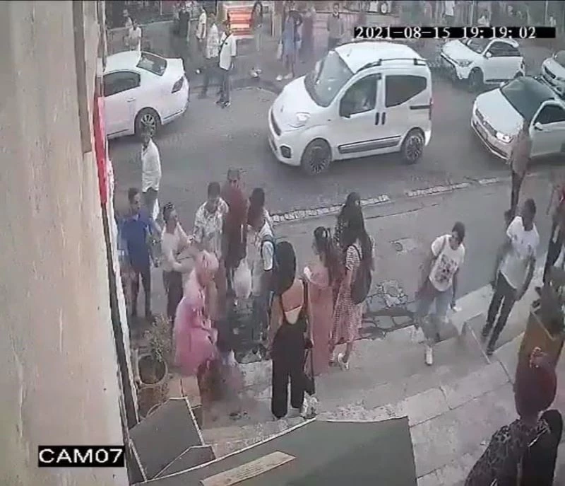 Yerli ’Marilyn Monroe’ dilenci kızı darp etti
