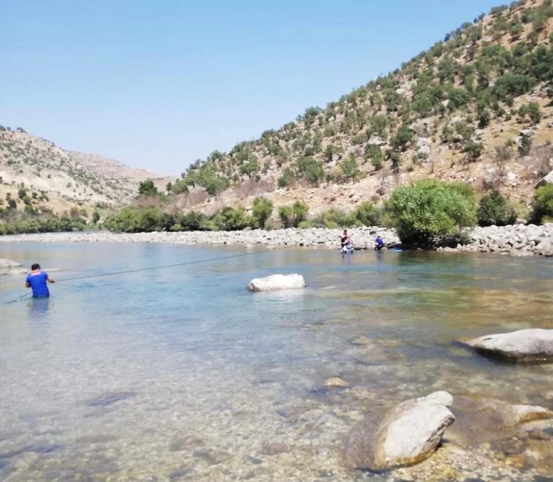 Botan Çayı’nda mahsur kalan 2 balıkçı kurtarıldı
