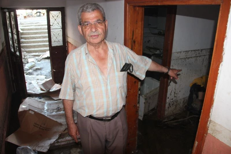 Dışarı çıkıp sele kapılmaktan eşinin uyarısıyla kurtuldu
