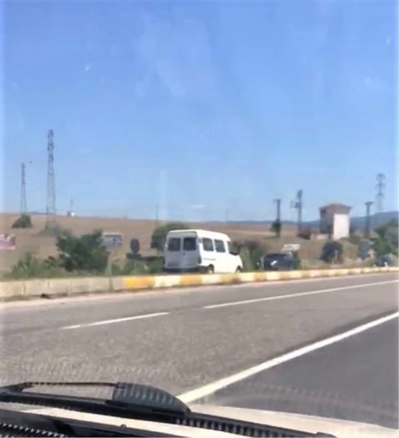 Ters şeritte ilerleyen minibüs trafiği tehlikeye attı
