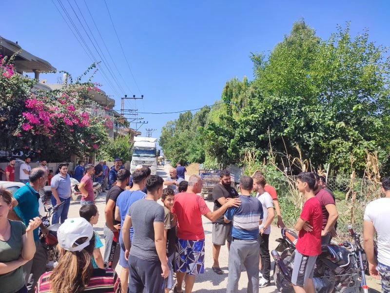 Hatay’da kamyonlardan şikayet eden mahalleli yolu kapatıp eylem yaptı
