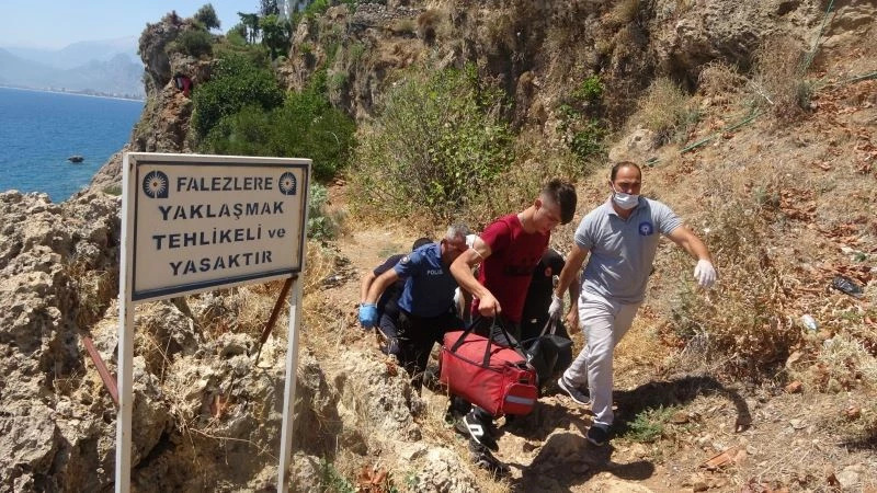 Falezlerde ceset bulunduğunu duyan vatandaşlar, izlemeye koştu

