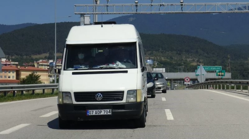 Tarım işçiliği için Sakarya’ya giden 13 sığınmacı minibüsün lastiği patlayınca yakalandı
