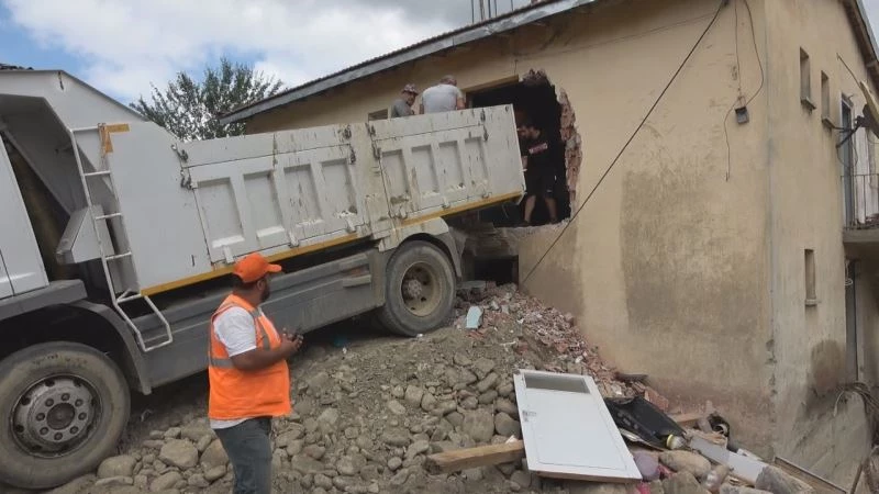 Babaçay’da yıkım öncesi vatandaşlar eşyalarını kurtarmak için evlere girdi
