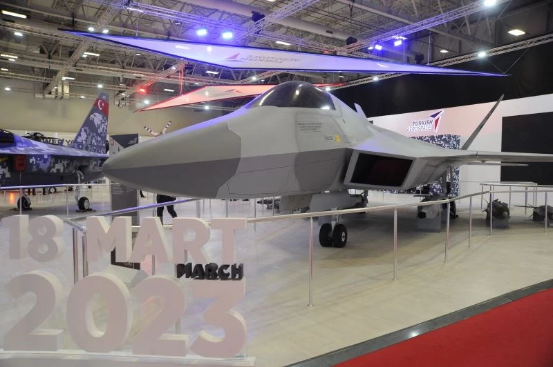 ‘Milli Muharip Uçak’ 15. Savunma Sanayii Fuarı’nda görücüye çıktı
