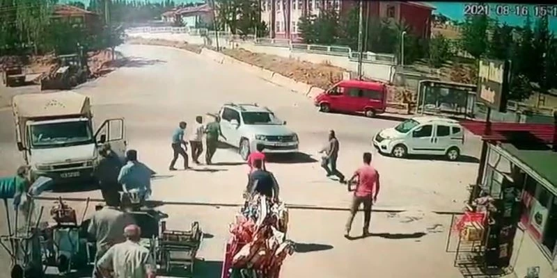 Tartıştığı akrabasına sinirlendi, arabasını üzerine sürdü
