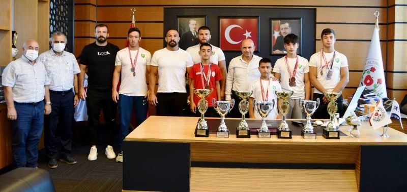 Altınovalı pehlivanlar başarıdan başarıya koşuyor
