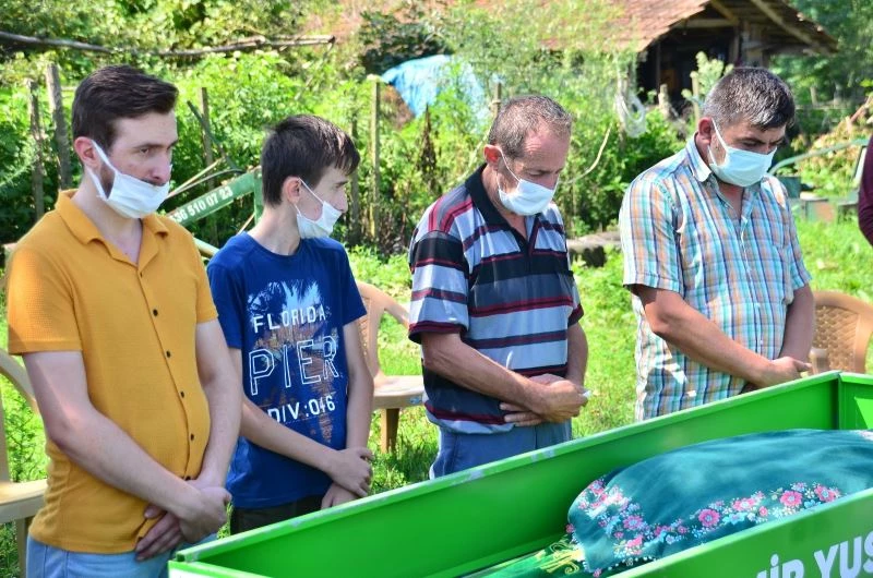 Samsun’da kızını isteyen akrabası tarafından öldürülen kadın defnedildi
