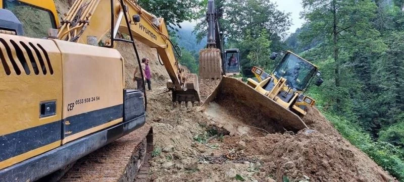 İş makinesini kurtarmaya gelen vinci iş makineleri kurtardı
