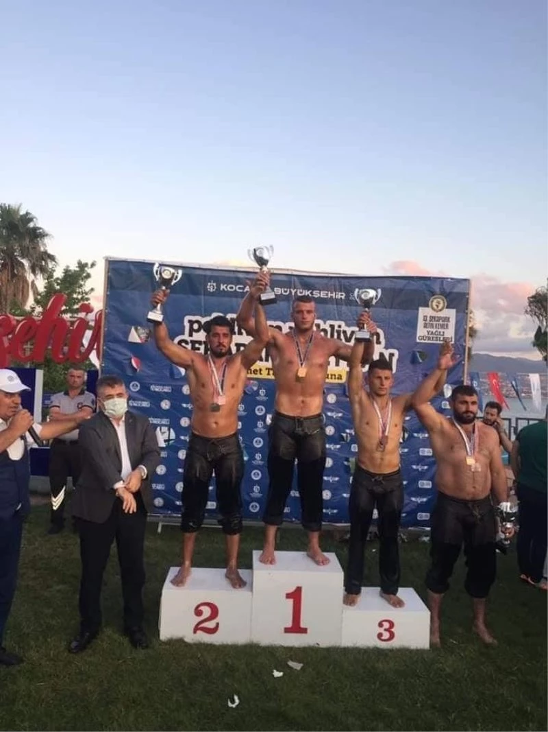 İzmitli güreşçiler madalyaya doymuyor
