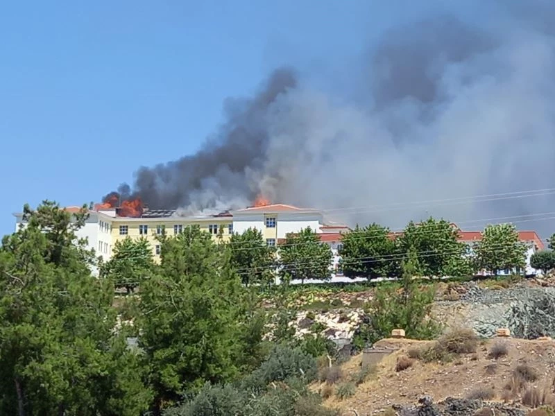 Kumluca’da yurttaki yangına müdahale sürüyor

