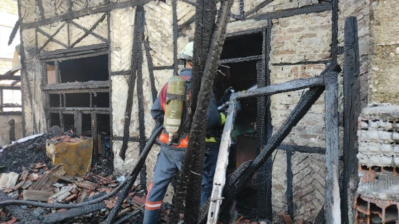 Kömürlükte çıkan yangın kerpiç evi kül etti
